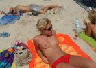 Hot babe expose her pretty titties on beach